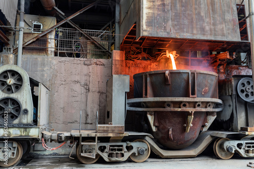 фотографія Molten copper is pouring to melting pot