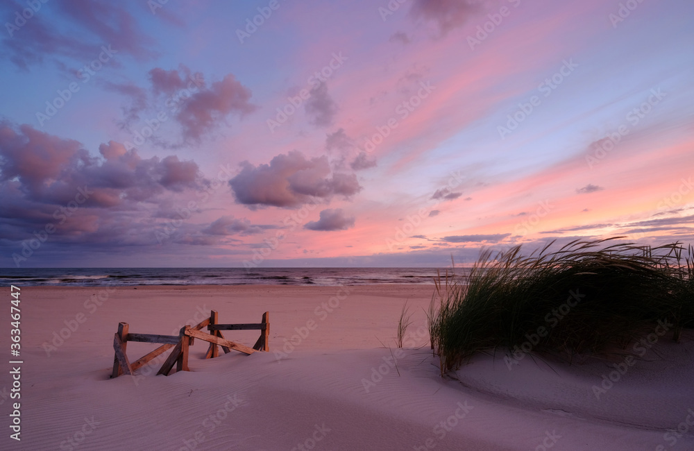 Krajobraz Morza Bałtyckiego,wschód słońca ,plaża w Kołobrzegu,Polska. - obrazy, fototapety, plakaty 