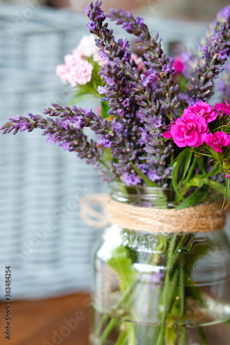 Lavendel und Blumen in einer Vase