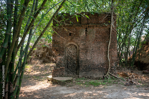 Fototapeta Naklejka Na Ścianę i Meble -  Picture of a century-old ruined and abandoned temple inside the jungle