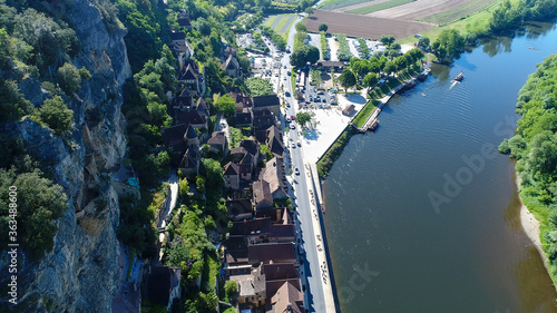 Village de la Roque-Gageac dans le Périgord en France vue du ciel