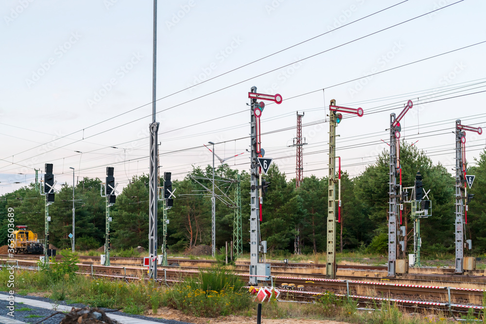 Die alten Formsignale haben bald ausgedient , die neuen Lichtsignale stehen bereits , sind aber noch als ungültig gekennzeichnet