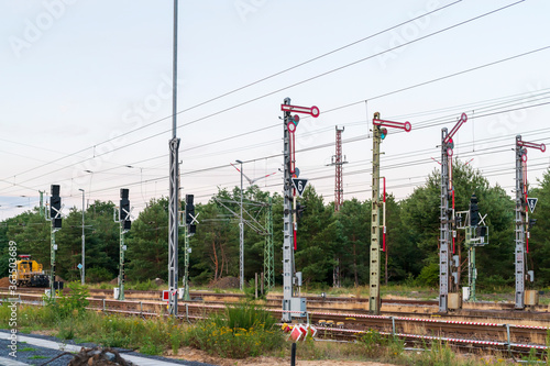 Obraz na płótnie Die alten Formsignale haben bald ausgedient , die neuen Lichtsignale stehen bereits , sind aber noch als ungültig gekennzeichnet w salonie