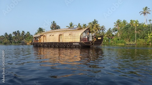 house on the river , Houseboar