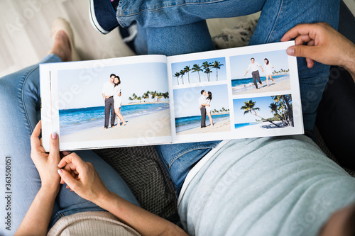 Fotografie Couple Family Looking Photo Album