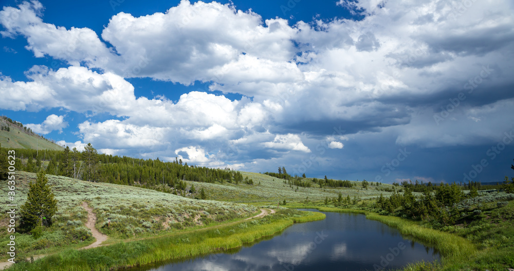 Obraz premium Calm river under cloudy sky in Yellowstone national park