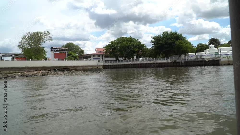 Take a boat to enjoy the view along the Chao Phraya River. Take a boat to enjoy the view along the Chao Phraya River.