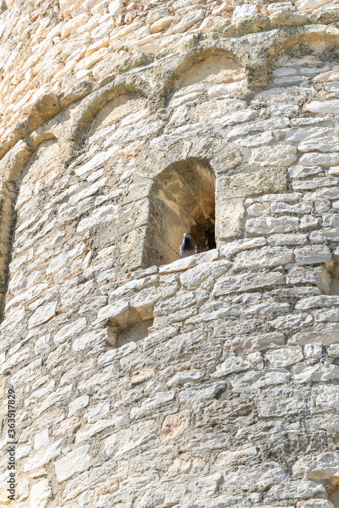 Ventana del antiguo castillo medieval con elevados muros construido sobre rocas en la población de Calafell. Ventana del antiguo castillo medieval con elevados muros construido sobre rocas en la población de Calafell.