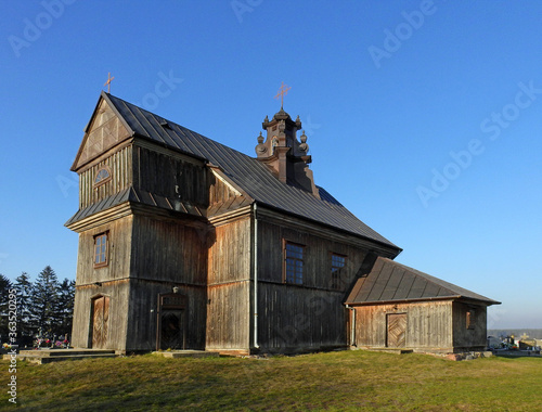 wybudowany w roku 1758 a w 1833 przeniesiony w obecne miejsce kosciol katolicki pod wezwaniem podwyzszenia krzyza swietego na cmentarzu w miejscowosci sokoly na podlasiu w polsce