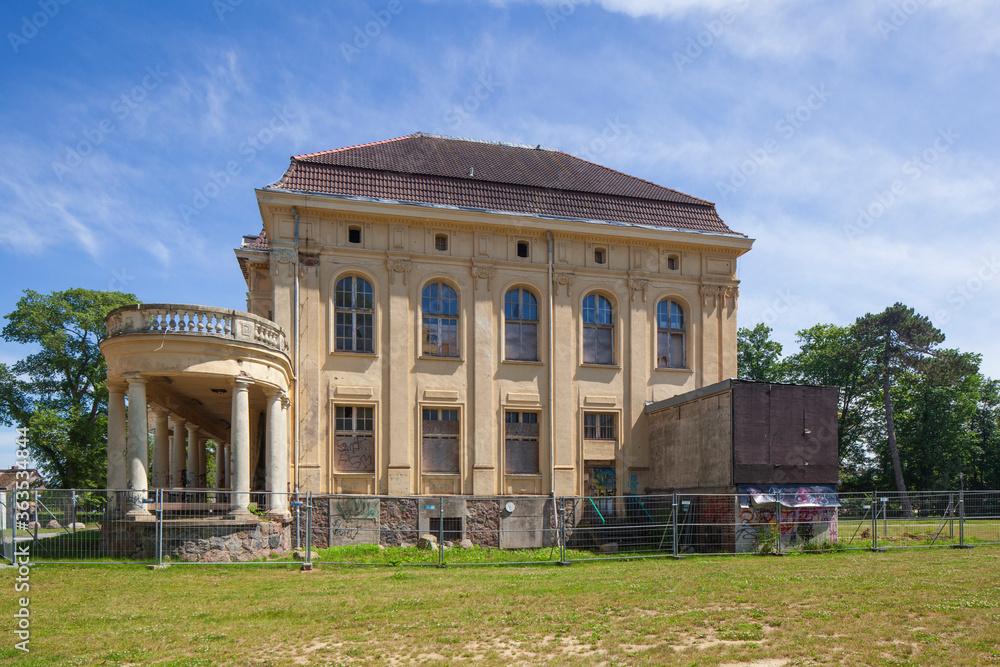 Fototapeta premium Verfallene Villa Baltic, Kühlungsborn, Mecklenburg-Vorpommern, Deutschland, Europa