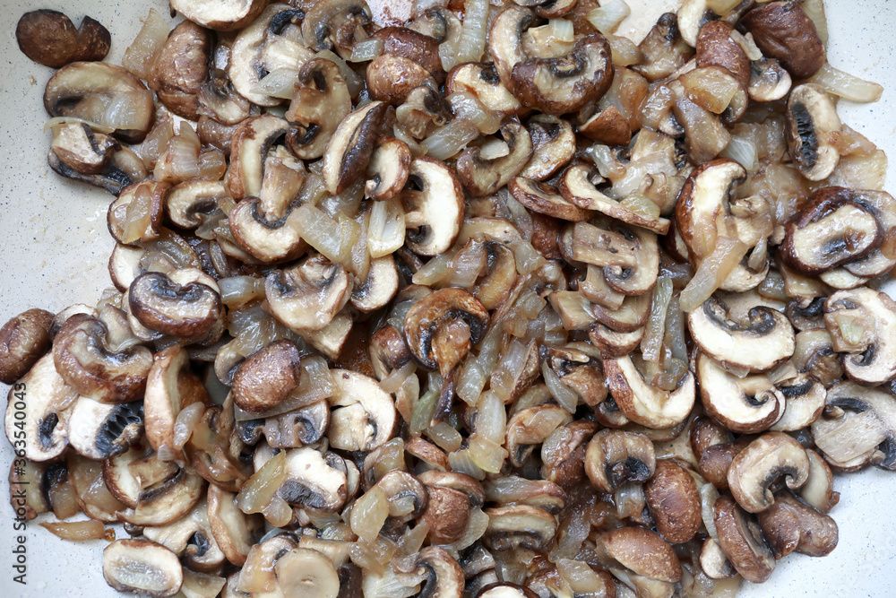Fried champignon with onions
