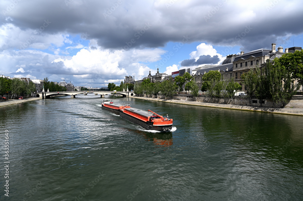 Obraz premium Long barge on the Seine river in Paris