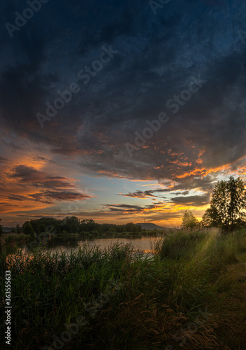 Sonnenuntergang mit wolken an einem kleinen See