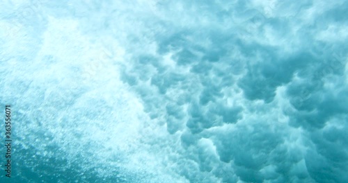 under water waves mouvement  int he beautiful pacific ocean