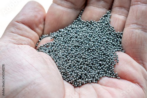 Foto View of the circular steel grits in the palm for abrasive or sandblasting