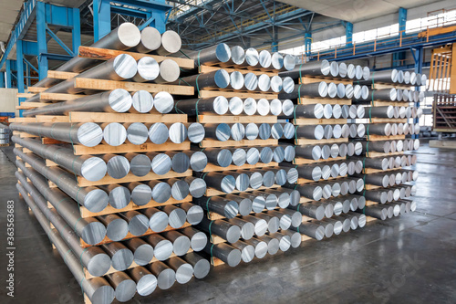 Foto Billets of aluminium in the factory