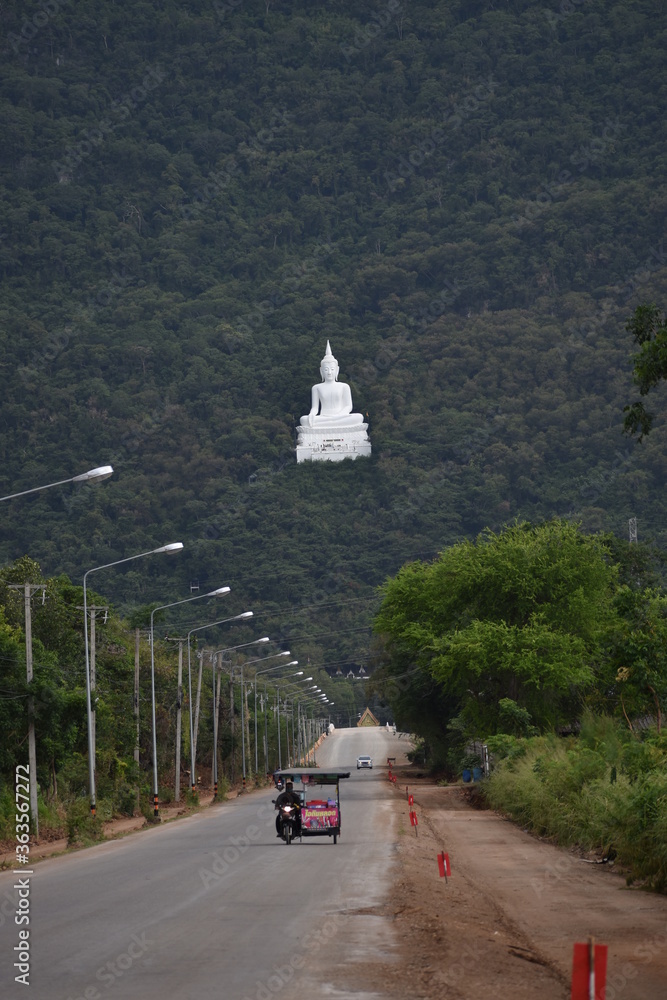 Naklejka premium road to the mountain
