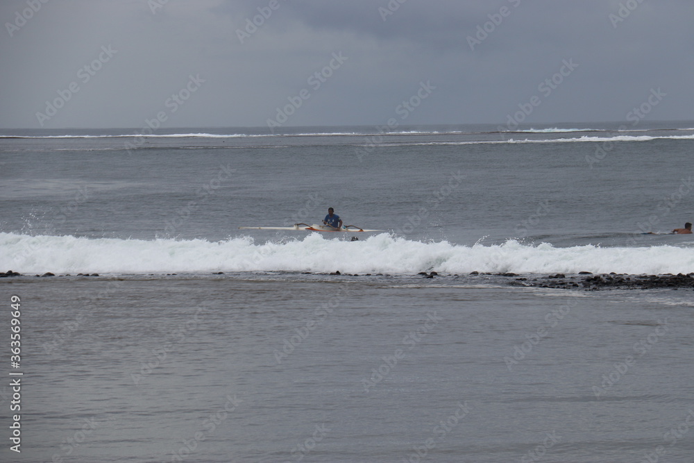 Surfeur à Tahiti, Polynésie française Surfeur à Tahiti, Polynésie française