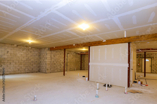 Fotografie New residential construction home framing with basement view
