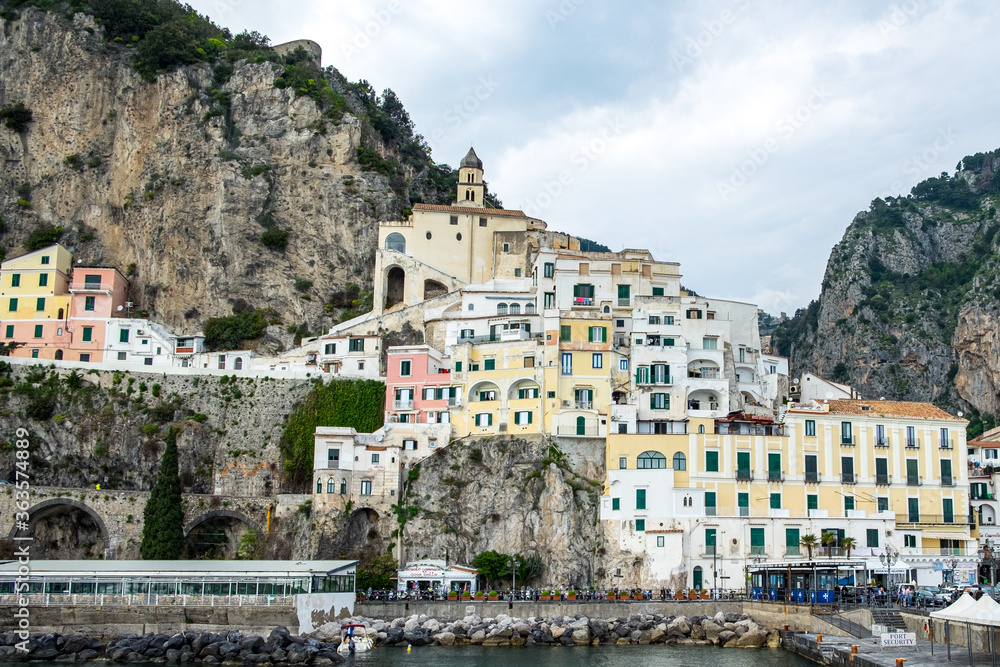 Gesamtansicht des italienischen Küstenortes Amalfi