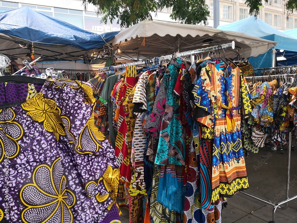 Kleiderstände bei einem Afrika-festival