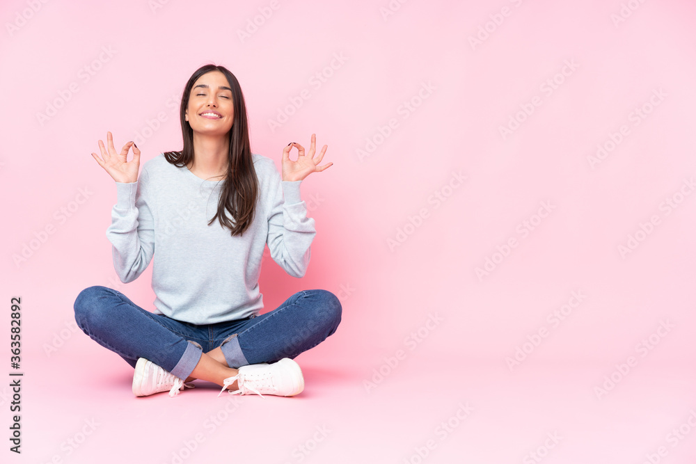Young caucasian woman isolated on pink background in zen pose - obrazy, fototapety, plakaty 