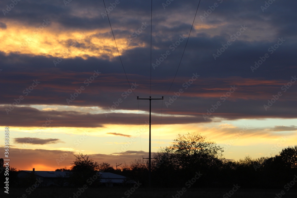 Schöner Sonnenuntergang, dezenter Strommast in der Mitte des Bildes