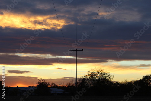 Schöner Sonnenuntergang, dezenter Strommast in der Mitte des Bildes