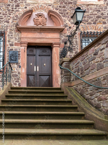 alte Treppe zur Tür