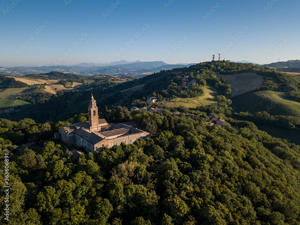 vista aerea del santuario del beato sante a Mombaroccio sulle colline di Pesaro marche Italia