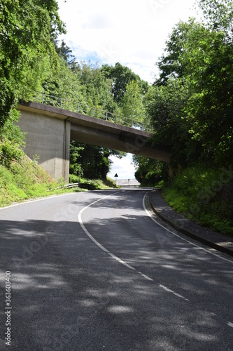 kurvige Straße durch zwei Eisenbahnunterführungen photo