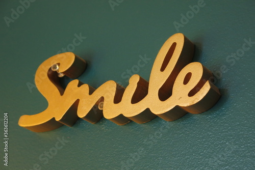 mot ecrit au mur, smile