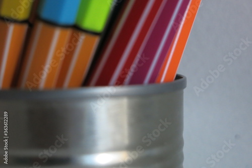 POT DE STYLOS POUR ENFANT DE TOUTES LES COULEURES