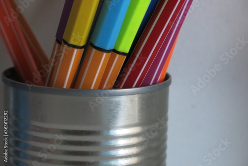 Pot de stylo en conserve avec des feutres de toutes les couleures 