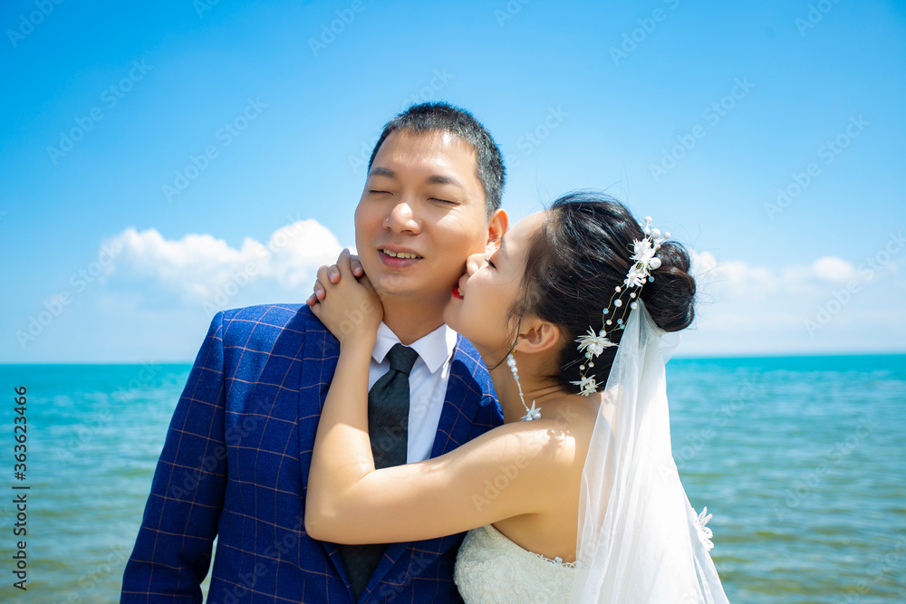 Couples take wedding photos by the beach and lake to propose. Couples take wedding photos by the beach and lake to propose.
