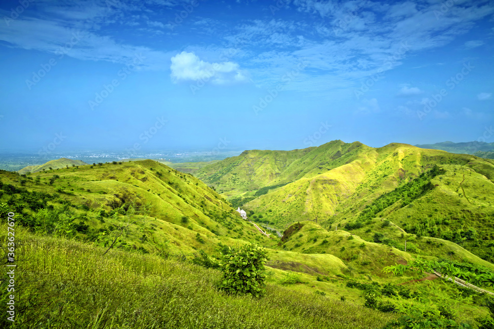 Obraz premium View of Hills around Bawangaja the Jain Pilgrim Center in Barwani district of southwestern Madhya Pradesh, India.