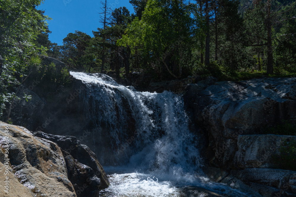 Obraz premium cascada en los pirineos. Las marmitas del gigante 
