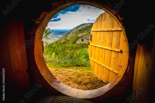 Round door overlooking the landscape. © Laíne Paiva