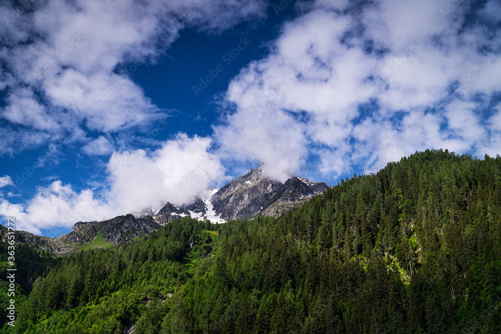 Berggipfel mit Quellwolken