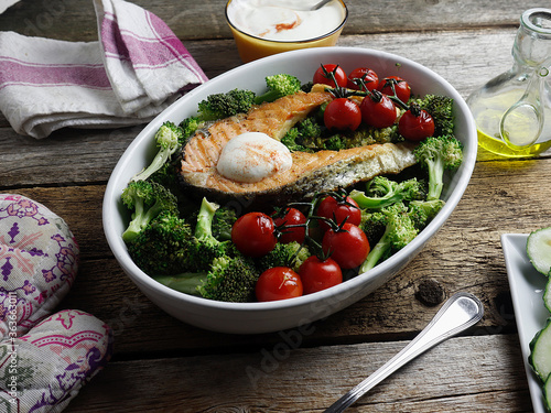 healthy grilled salmon with broccoli and cherry tomatoes