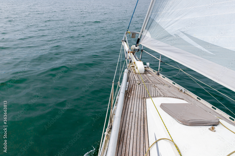 Obraz premium sea view from the deck of a white sailing yacht