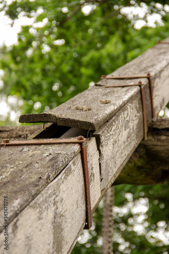 Фотография Detailed view of the lifting device with its lifting arm on a historic Asian bas