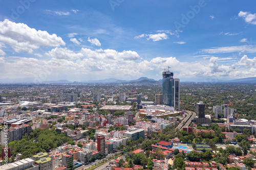 Vista aérea panorámica del skyline de la Ciudad de México, el drone sobre la colonia Crédito Constructor con vista al norte.
