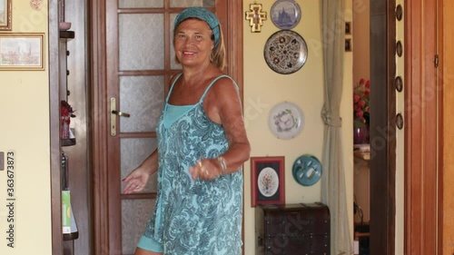 Video in 4k di donna anziana che si diverte a ballare a casa sua in un ballo spensierato