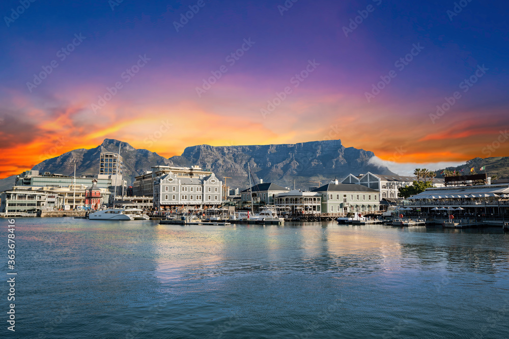 Naklejka premium Table mountain waterfront boats and shops in Cape Town South Africa