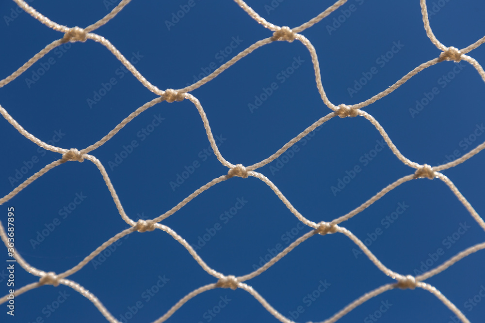 Tela de fios de nylon. Proteção para janelas de apartamento. Céu azul ao fundo. Tela de fios de nylon. Proteção para janelas de apartamento. Céu azul ao fundo.