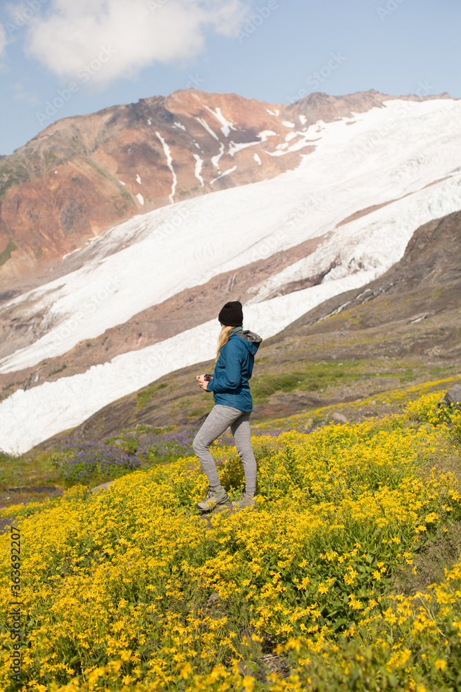 hiker in the mountains holding a cup in  a meadow at Mount Baker-Snoqualmie National Forest