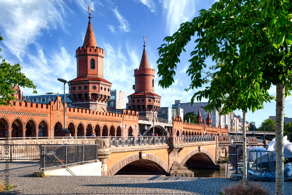 Naklejka premium Oberbaumbrücke between Kreuzberg and Friedrichshain, Berlin, Germany