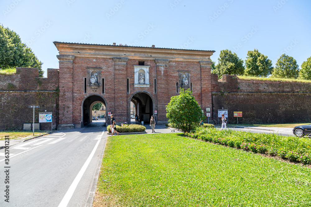 Stadtmauer und Stadttore von Lucca Stadttore mit Innen- und Aussenansicht zusätzlich Aufnahmen von der Stadtmauer in die Stadt fotografiert