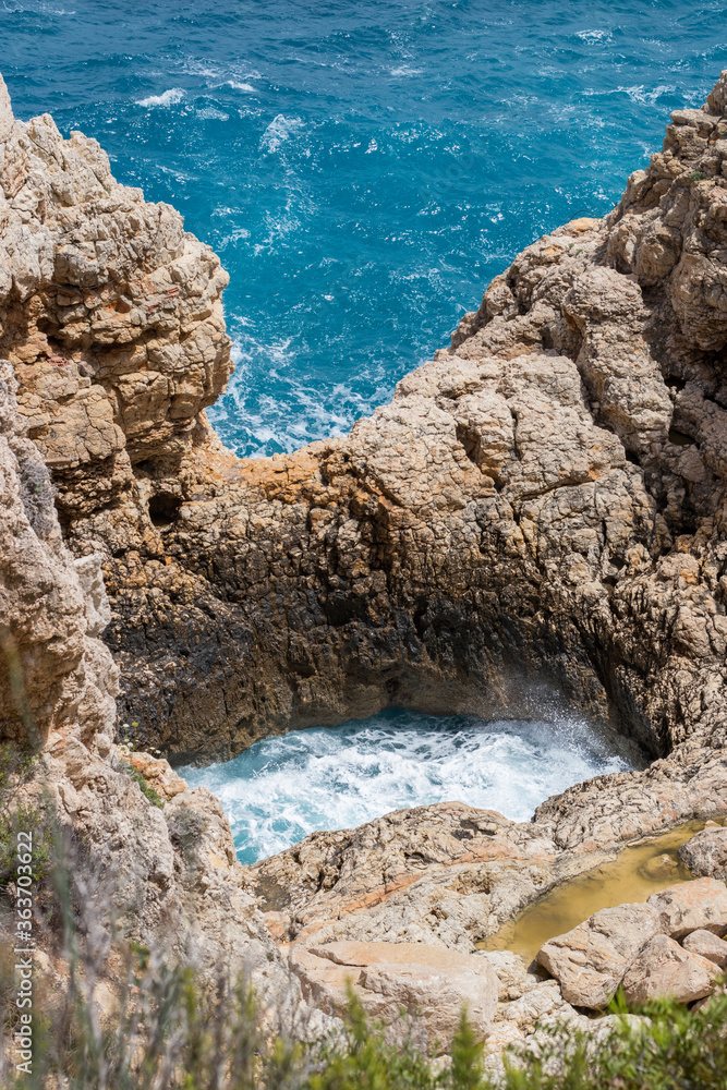 Roca en la playa de Alicante, España